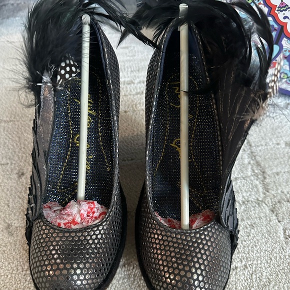 NIB Irregular Choice Black and Silver Feathered Heels - Picture 6 of 8